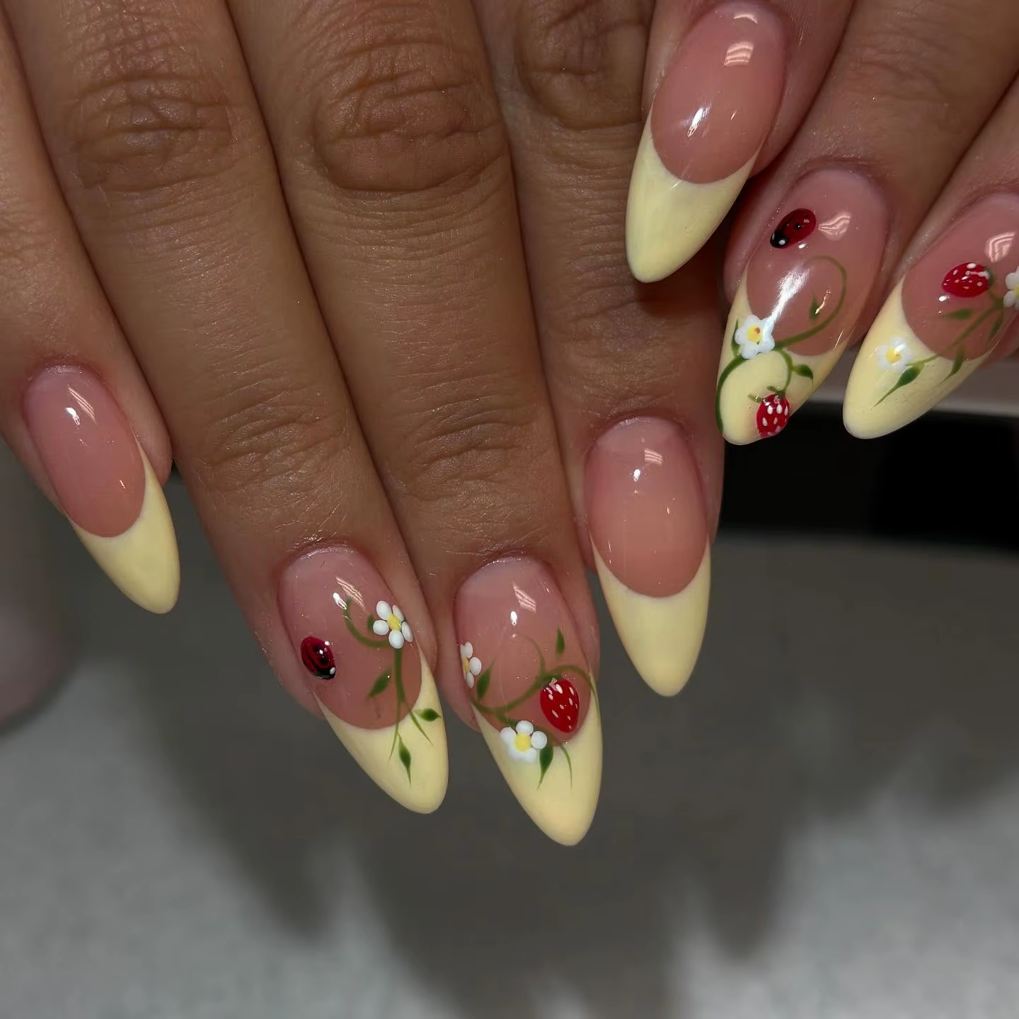 Faux ongles peints à la main