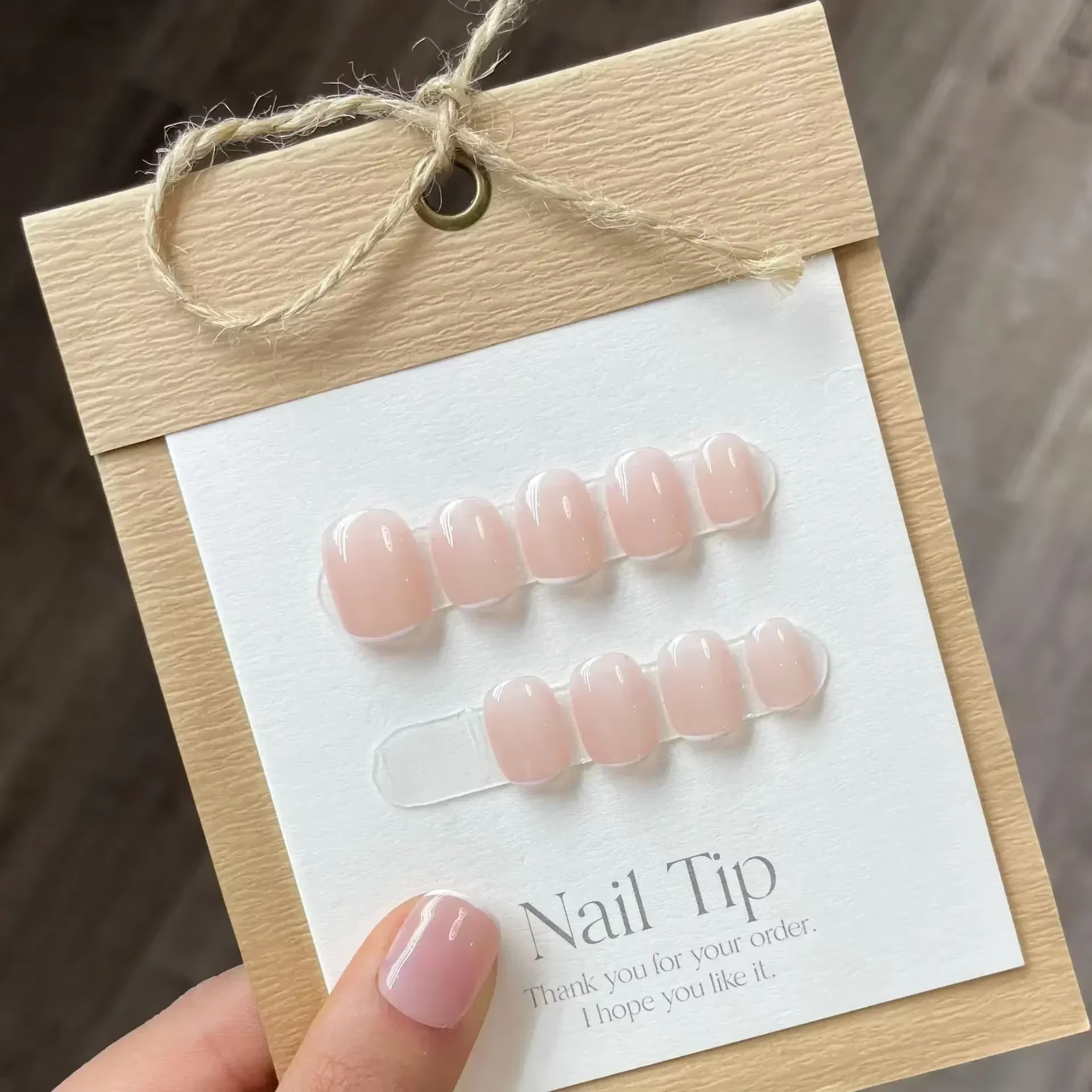 Faux ongles courts faits à la main