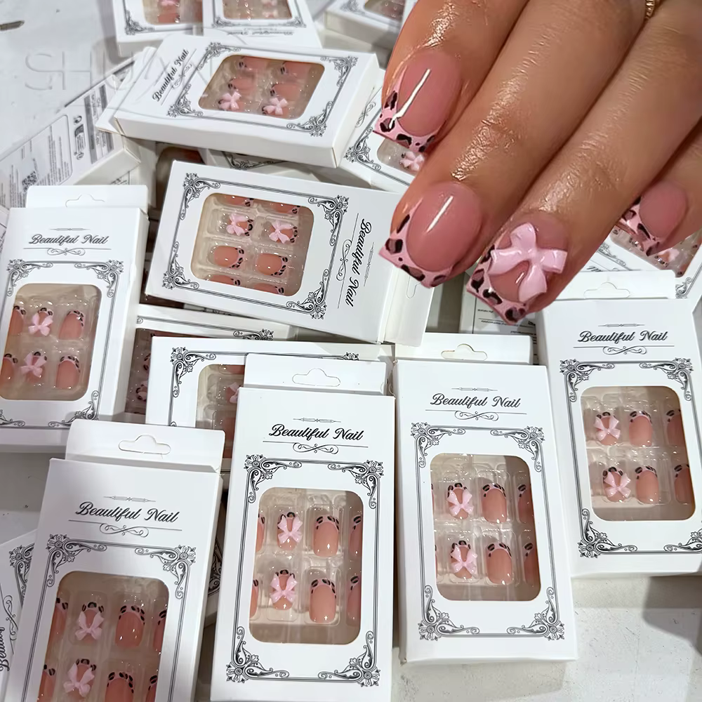 24 pièces court carré léopard français faux ongles 3D rose nœud papillon presse