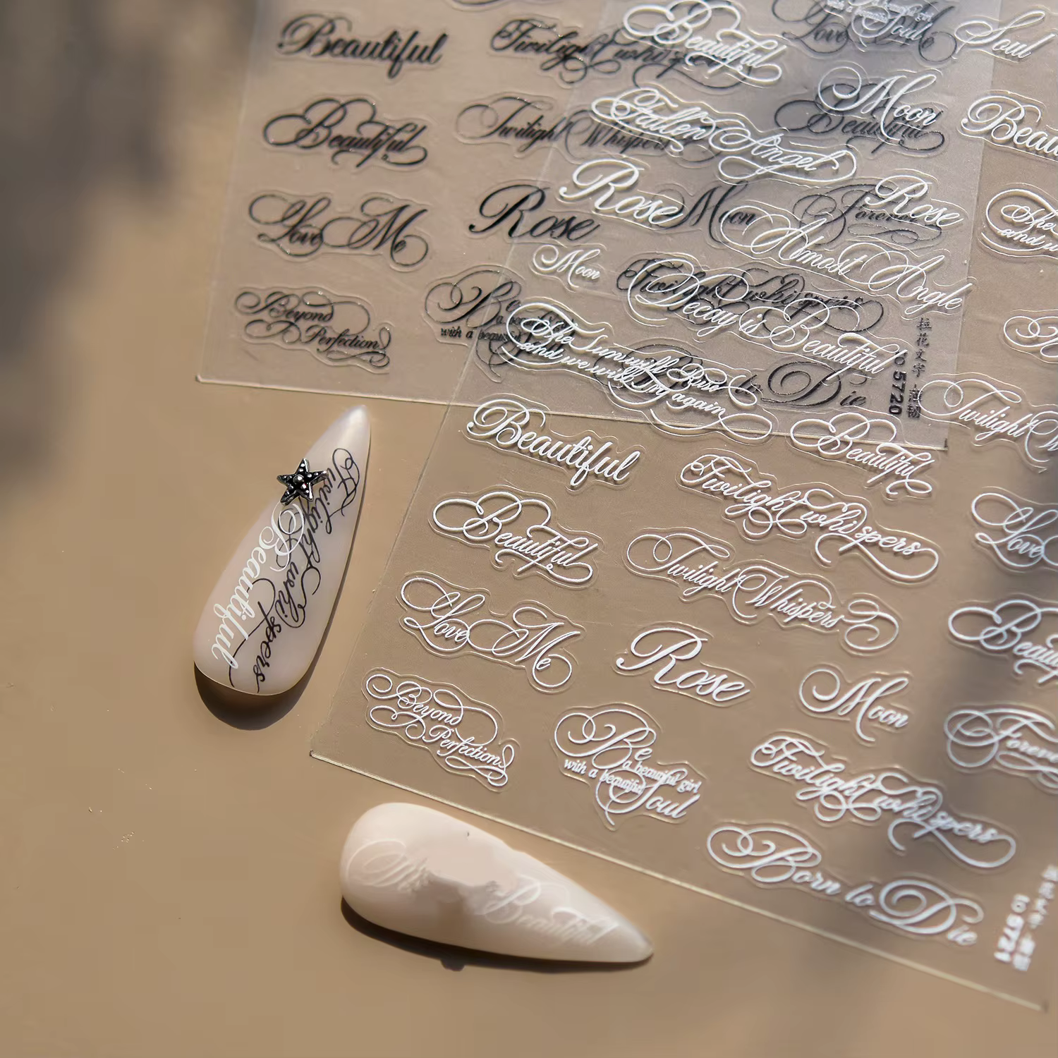 Autocollants pour ongles en lettres romaines noires et blanches