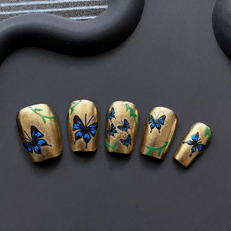 Faux ongles dorés à pression faits à la main