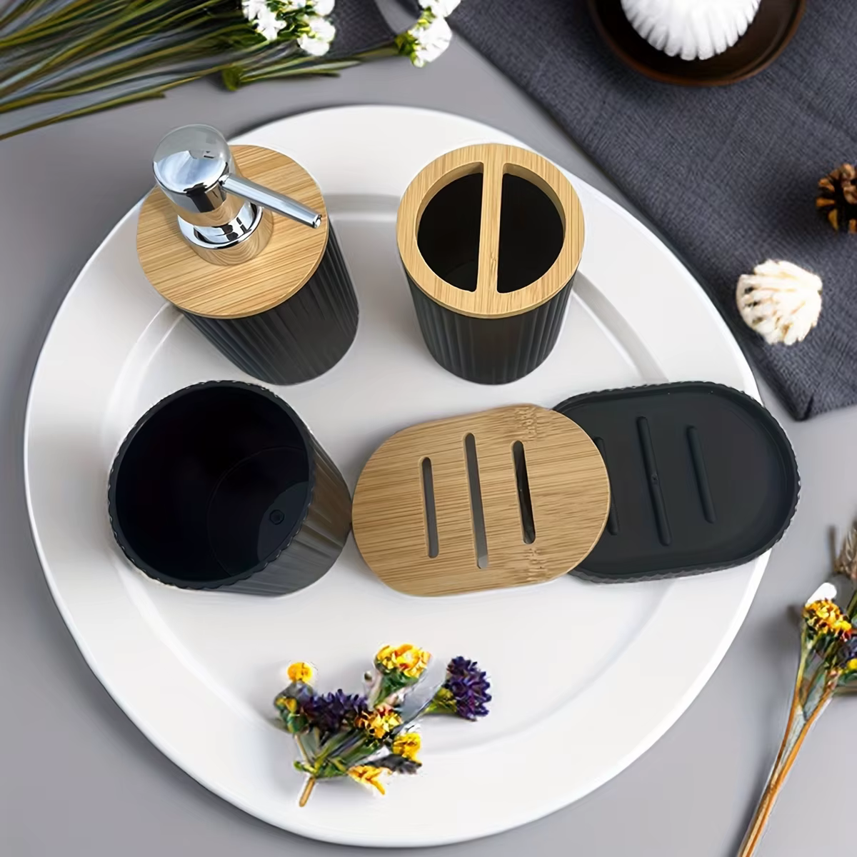 Ensemble d'accessoires de salle de bains, comptoir de vanité, distributeur de savon, brosse à dents, porte-coton-tige et plateau, décor de salle de bains, pots d'apothicaire