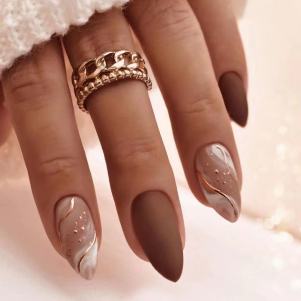 Manucure longue amande faux ongles français élégant presse