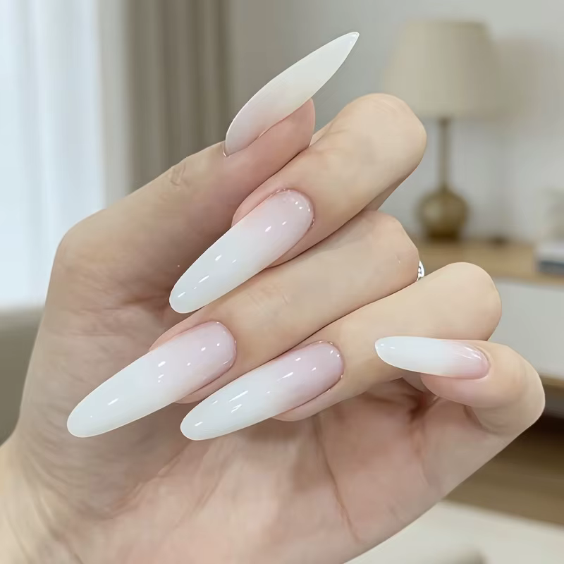 Vernis à ongles blanc laiteux, texture lisse, application facile, couvrance uniforme, fini translucide et doux, formule à séchage rapide, Hig