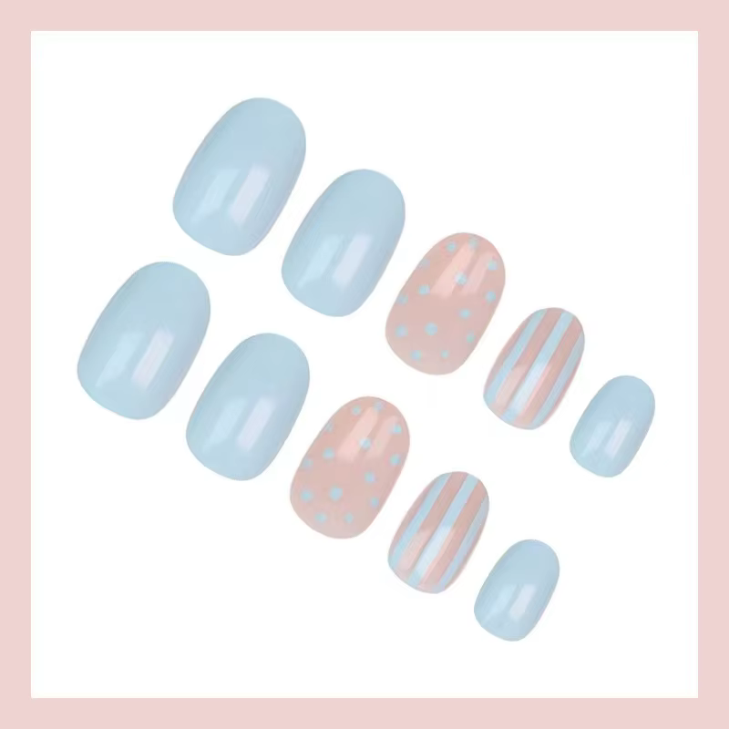 24 faux ongles carrés courts bleu clair et rose avec des rayures blanches en forme de points