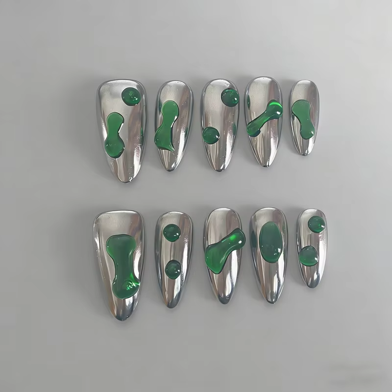 Faux ongles en forme d'amande faits à la main