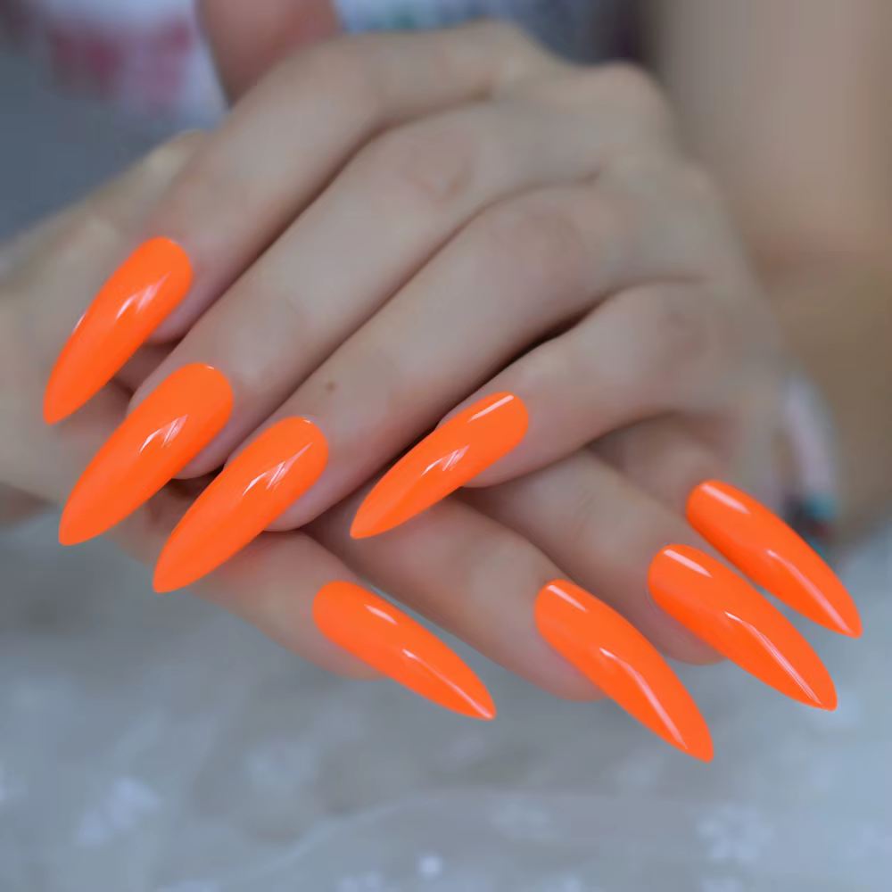 Faux ongles néon extrêmement longs