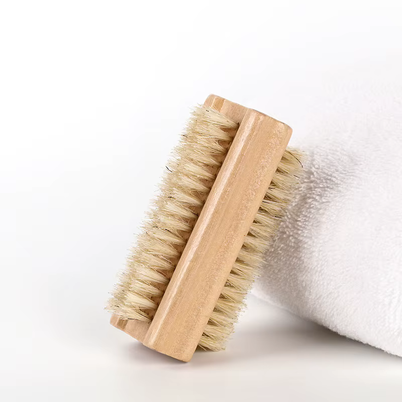Brosse à ongles double face avec manche en bois