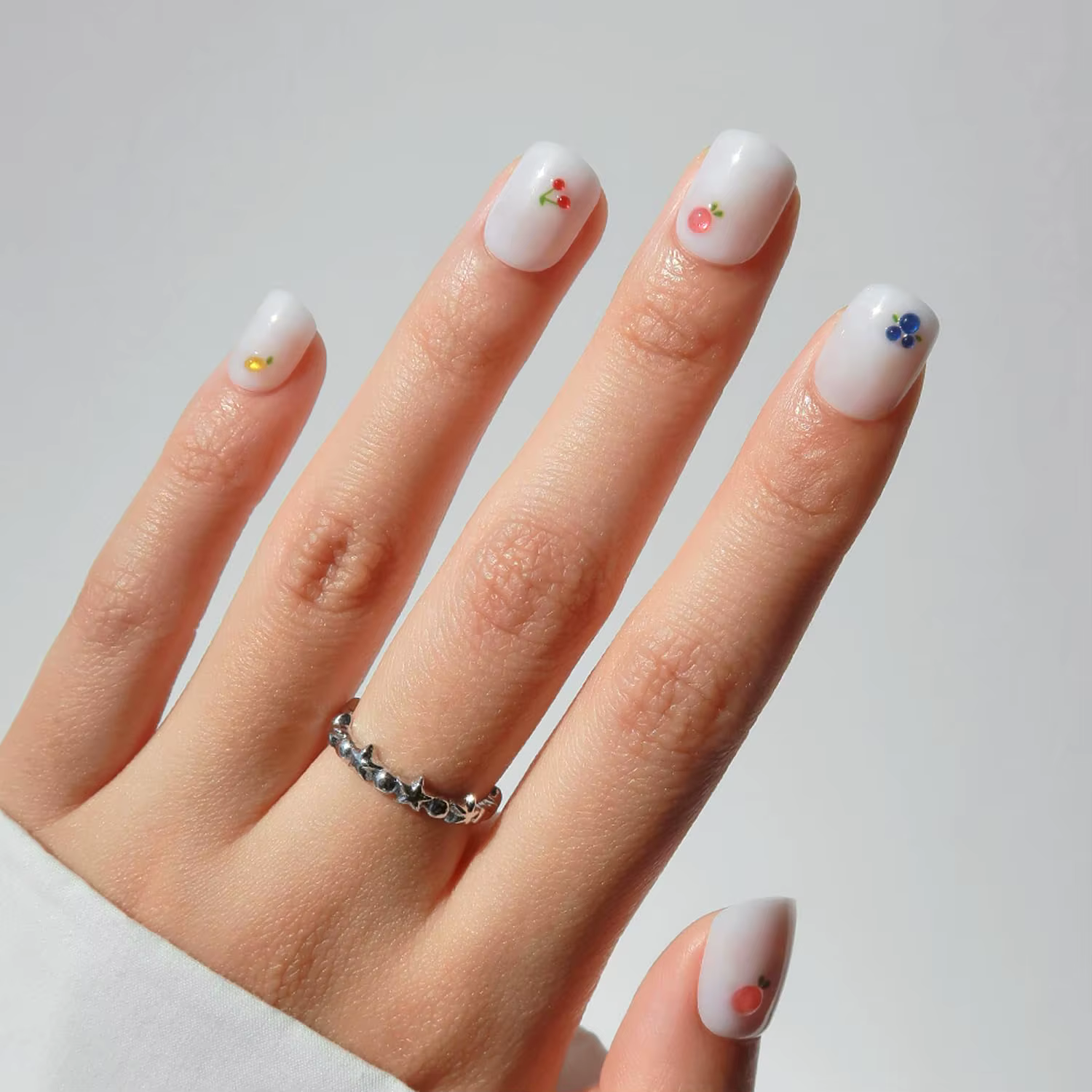 Faux ongles courts en forme d'amande avec pointes françaises à pois