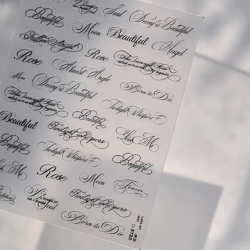 Autocollants pour ongles en lettres anglaises noires et blanches