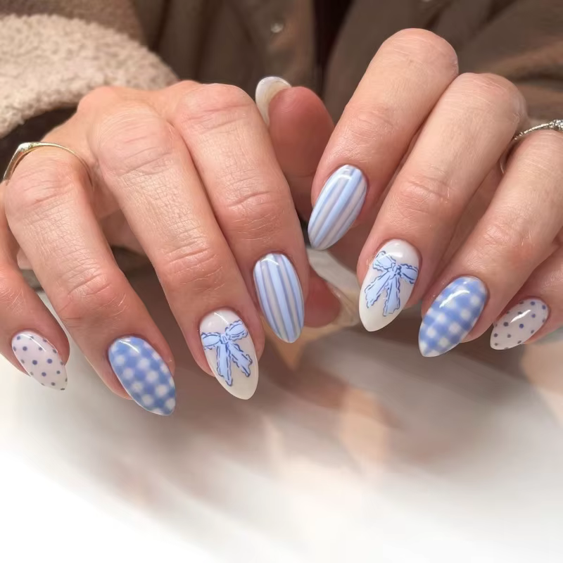 Faux ongles courts et ronds blancs à pois roses nude