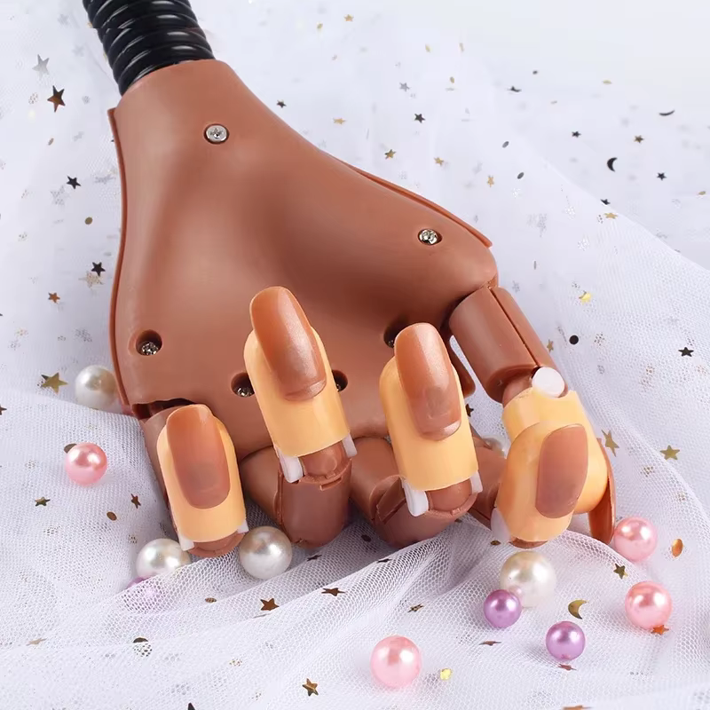 Main d'entraînement pour la pratique du nail art de qualité professionnelle pour la formation des techniciennes en