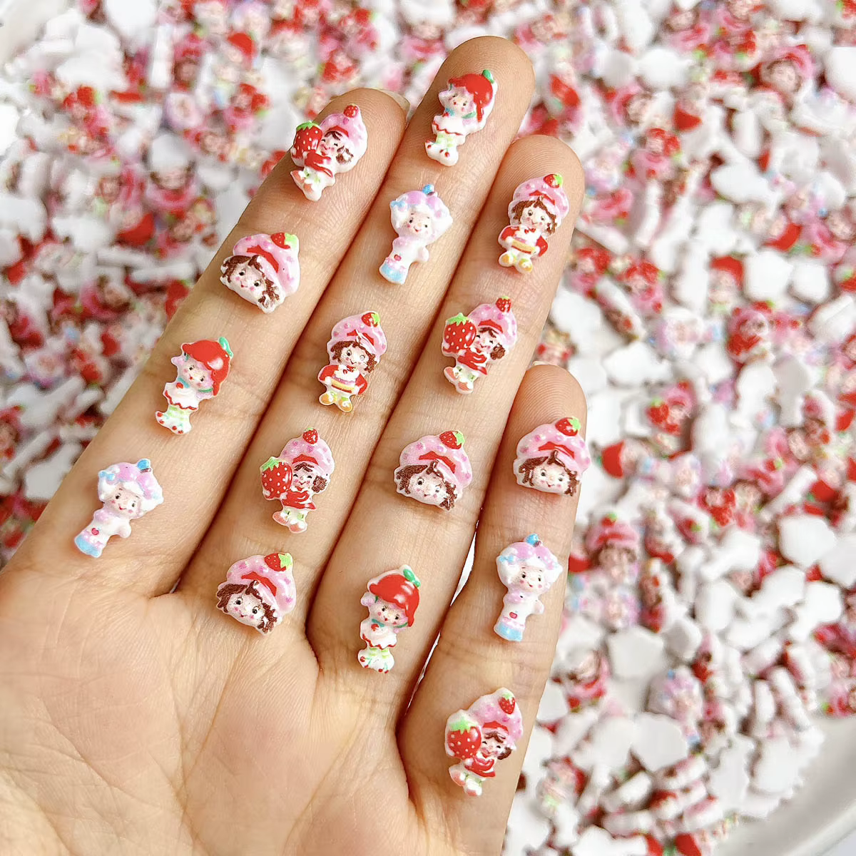 Nouveau dessin animé Adorable fraise fille résine ongles breloques 3D créatif lumineux