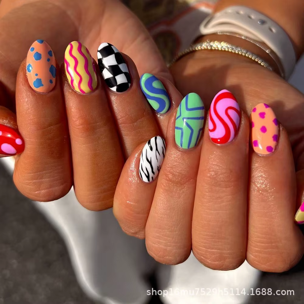 24 faux ongles à presser en amande vernissés