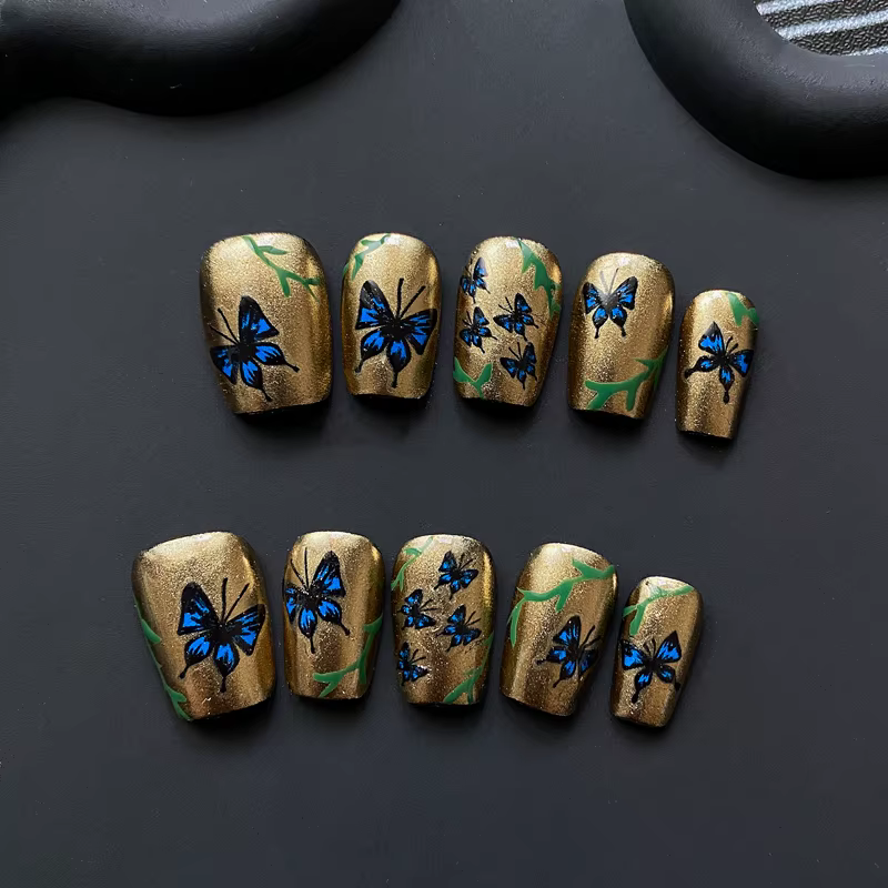 Faux ongles dorés à pression faits à la main