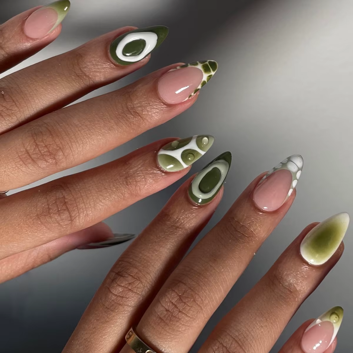 Faux ongles français roses avec colle