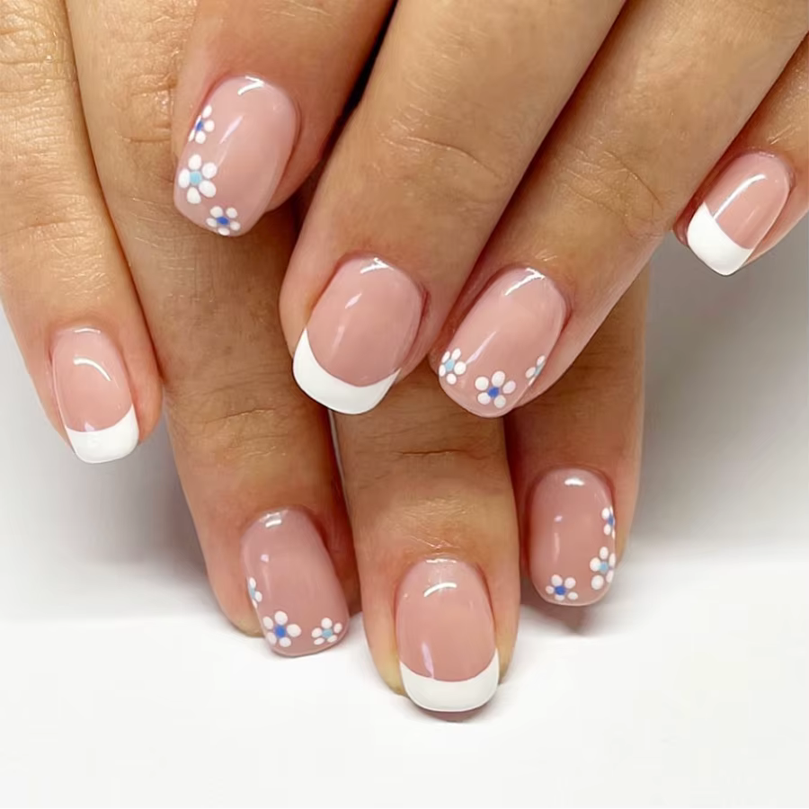 Faux ongles carrés courts et floraux