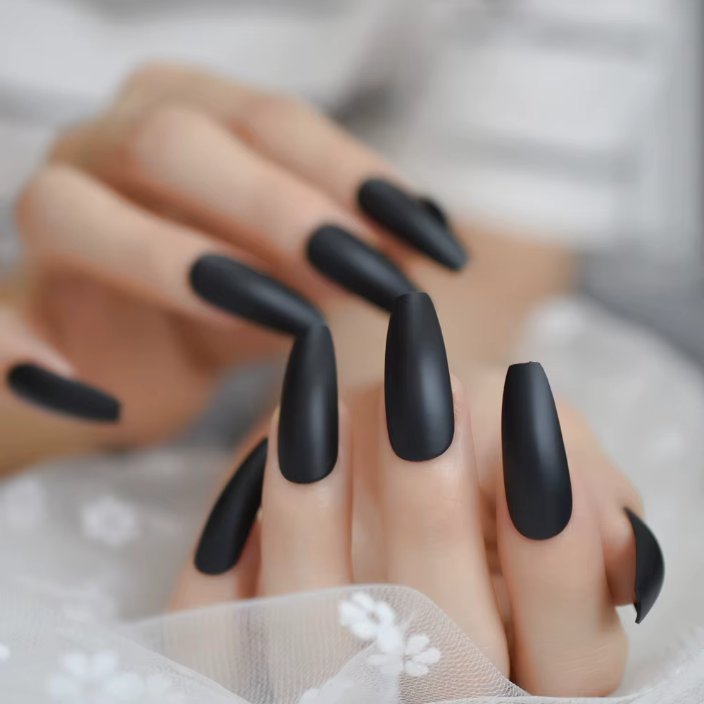Faux Ongles noirs givrés