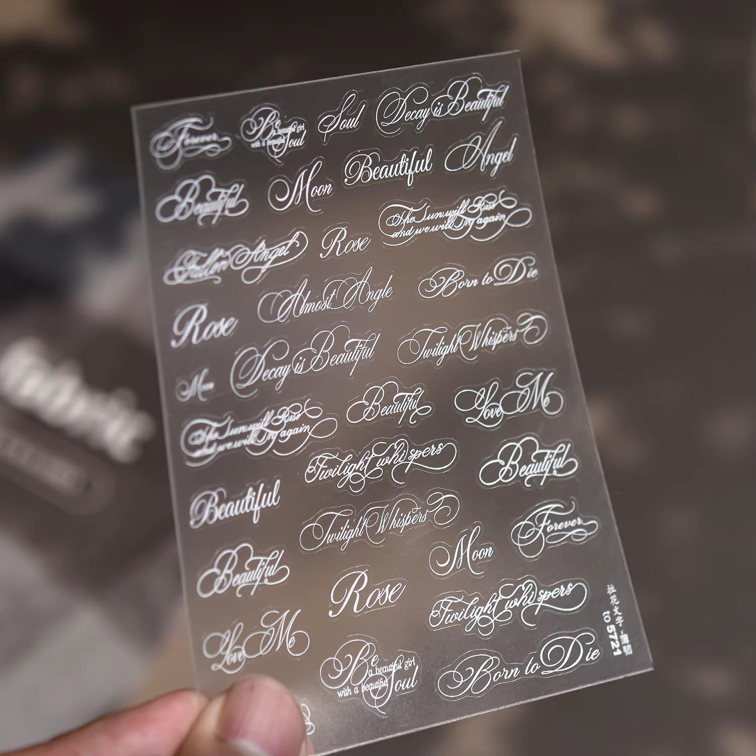 Autocollants pour ongles en lettres romaines noires et blanches