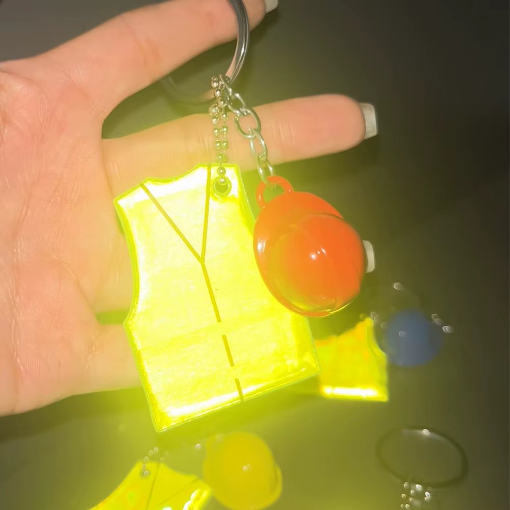 Gilet créatif + porte-clés en forme de casque de sécurité, pendentif réfléchissant de sport de voyage de nuit pour sac à dos, accessoires de suspension de bagages