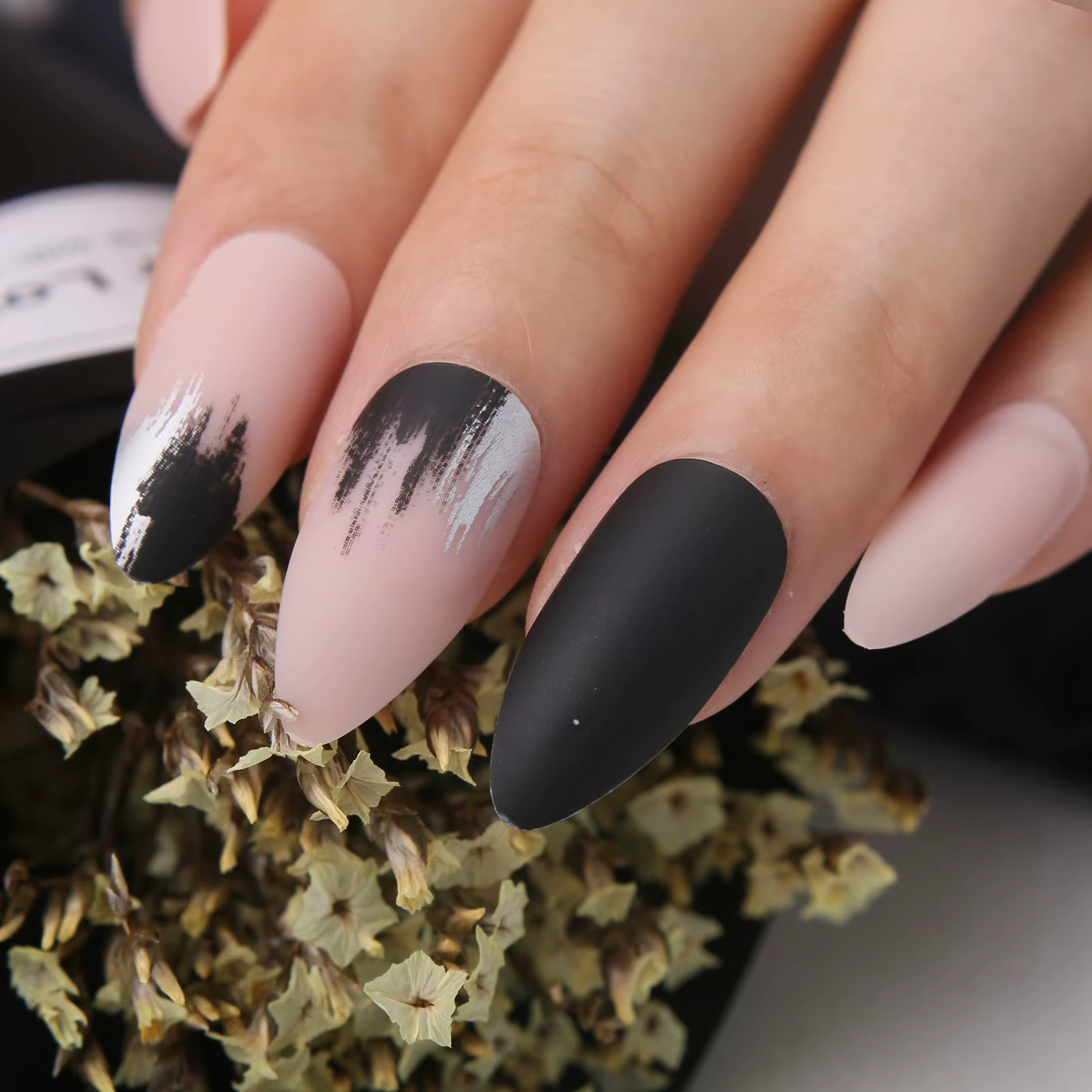 Faux ongles courts rose mat pour amande noir