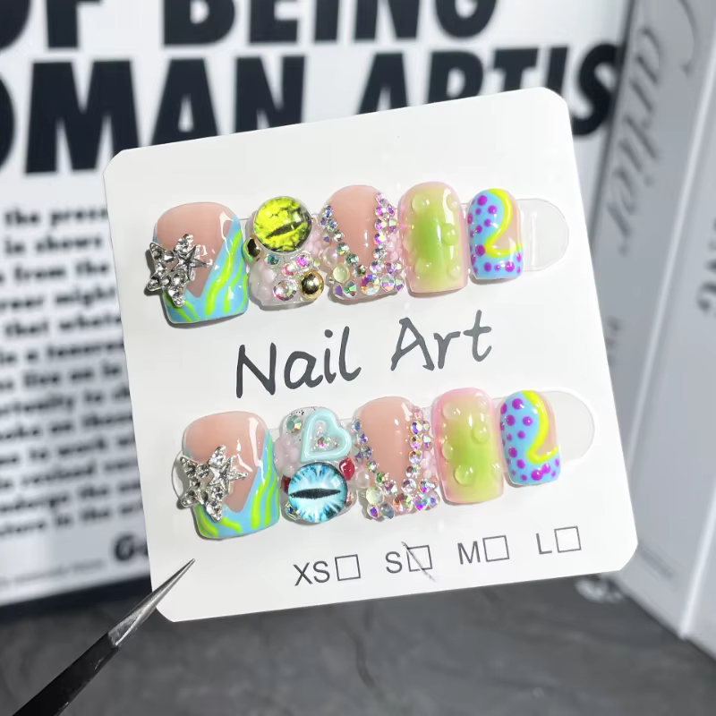 Faux ongles français courts en forme de bec de canard