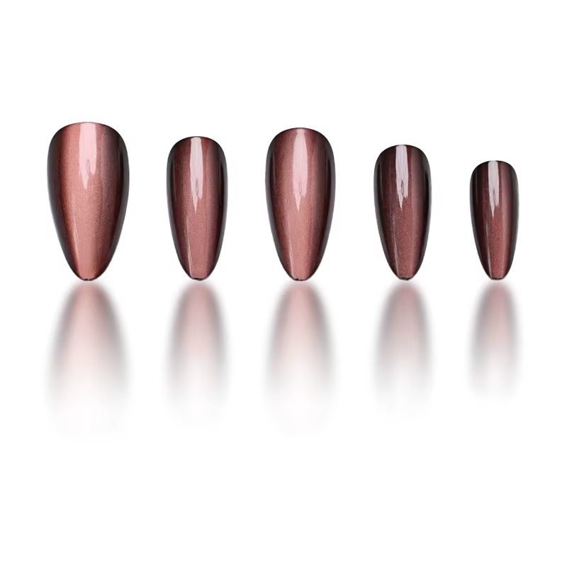 Ongles en amande faits à la main avec un effet œil-de-chat bordeaux profond