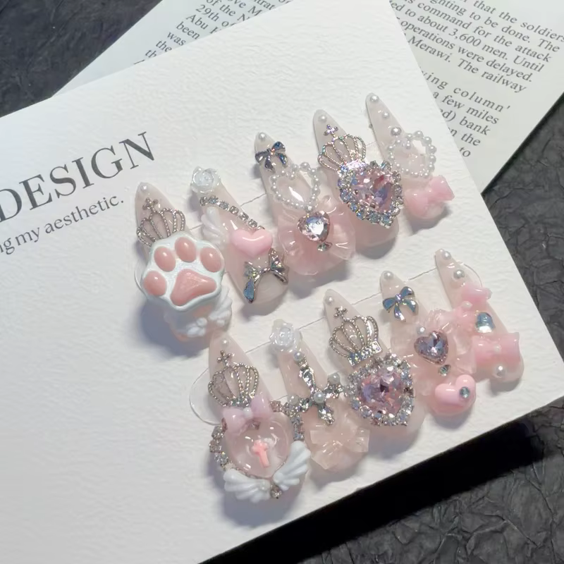 10PCS Faux Ongles Courts Amande Faits Main à Presser Jirai Kei Blanc Rose Nœud 3D Patte de Chat Y2K Ailes Couronne Paillettes Nail Art
