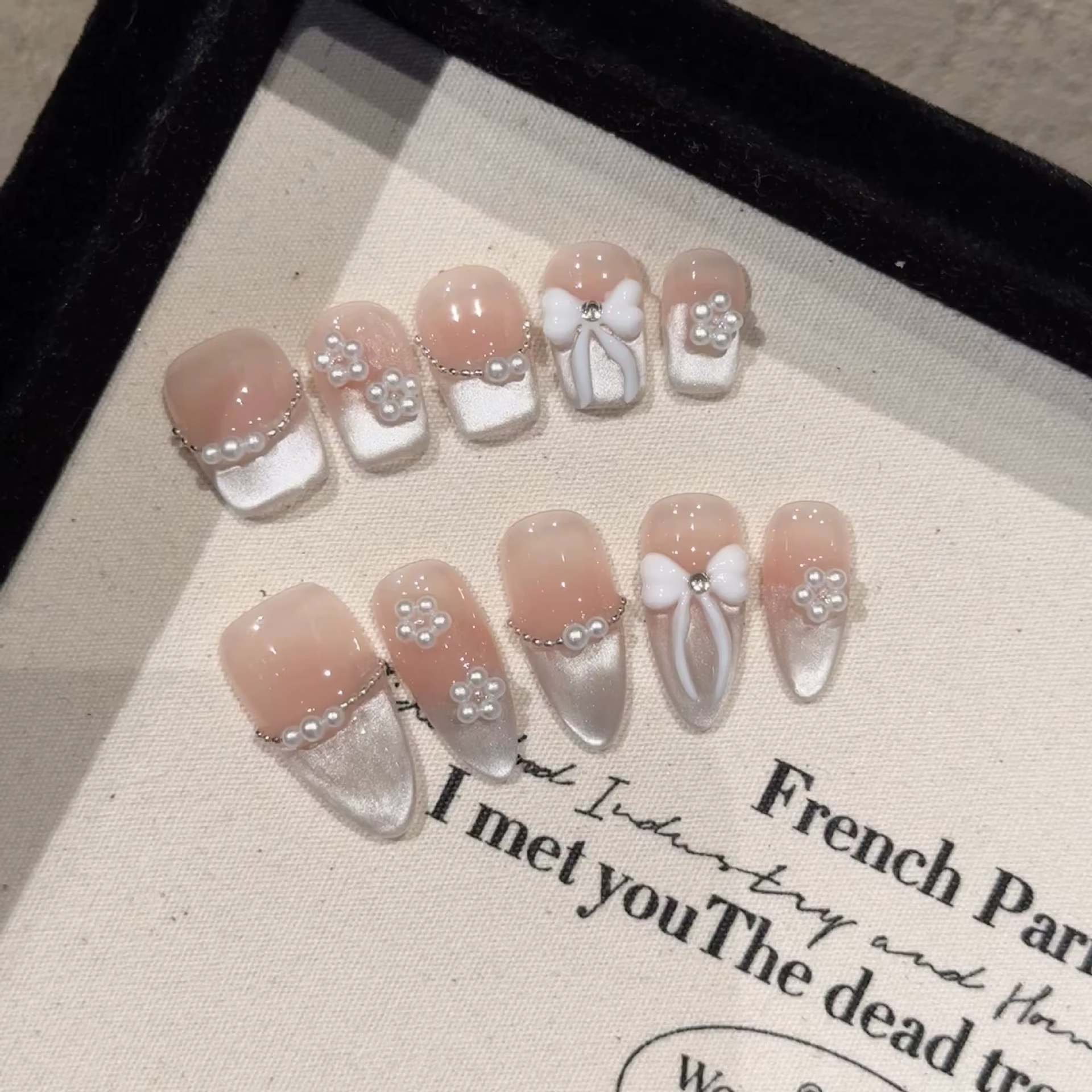 Presse à la main sur les ongles doux nœud papillon perle décor français faux