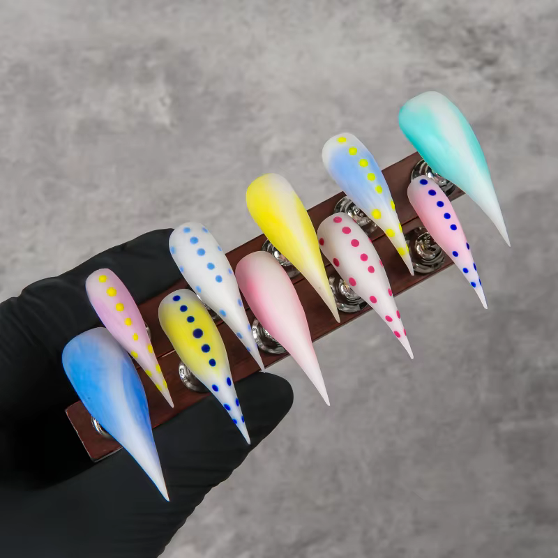 Faux ongles pointus en forme de griffes de dragon à pois macaron