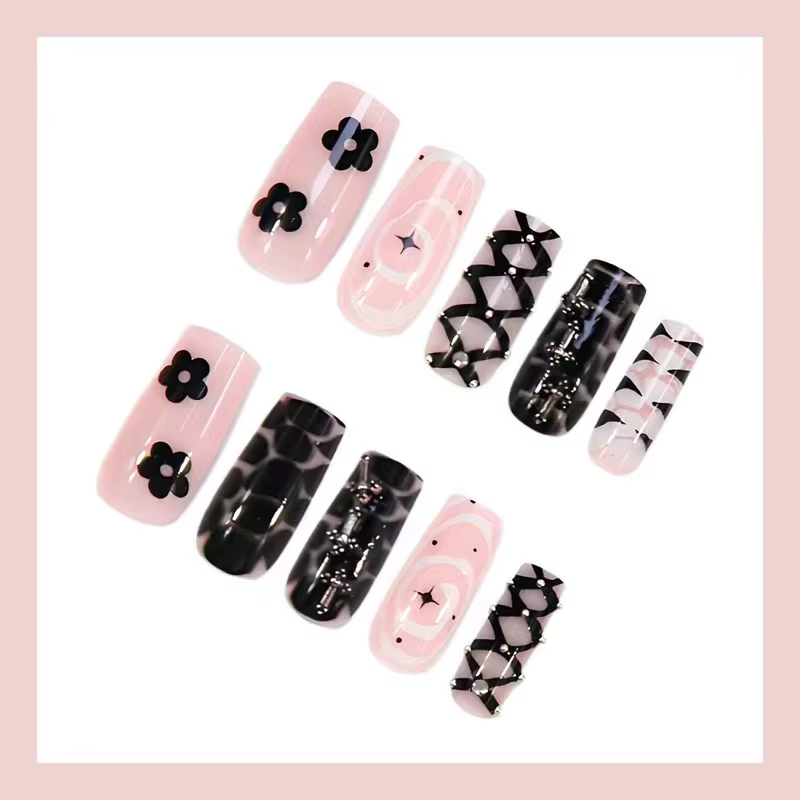 Nouveauté 2026 – 24 faux ongles noirs et blancs style punk gothique