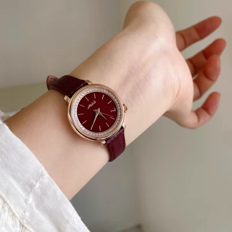 Montre à cadran rond bordeaux, rétro Chic, haut de gamme, luxe, serti de diamants, montre britannique pour dames, cadeau, nouvelle collection automne/hiver 2025