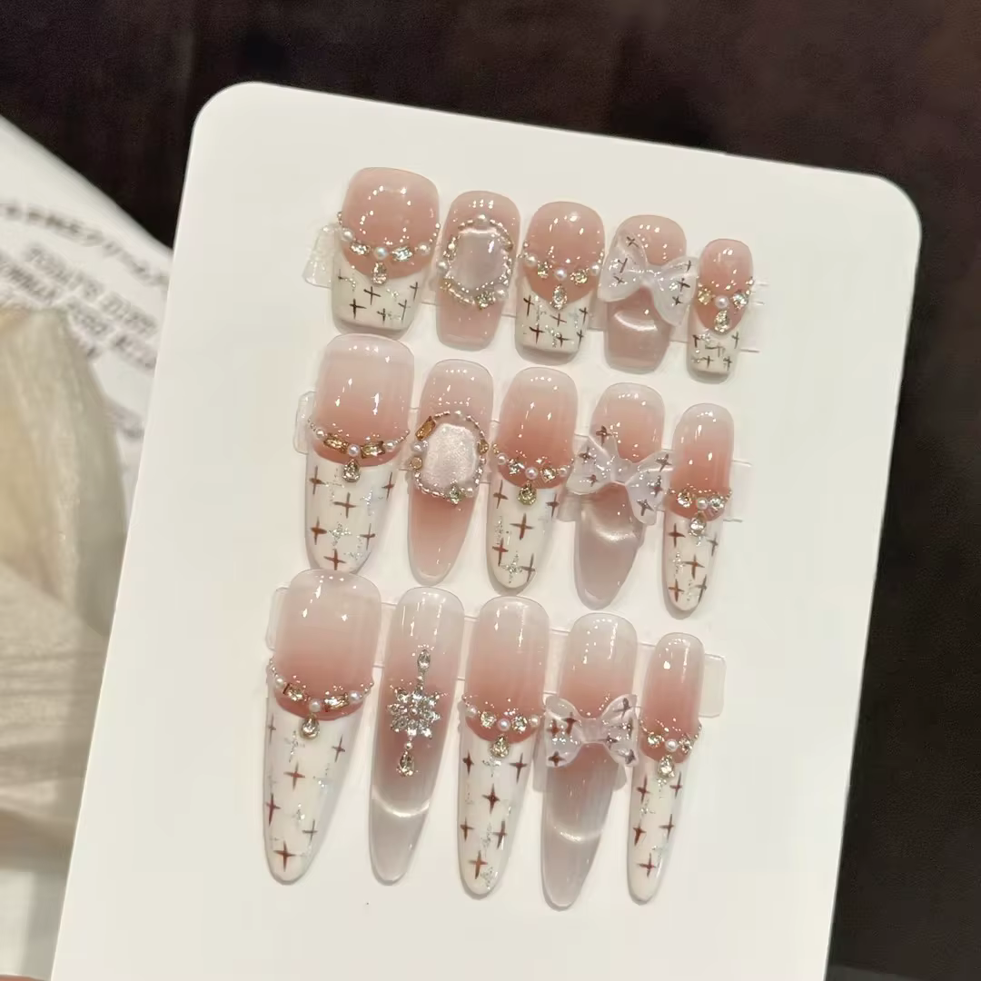 10 faux ongles faits à la main