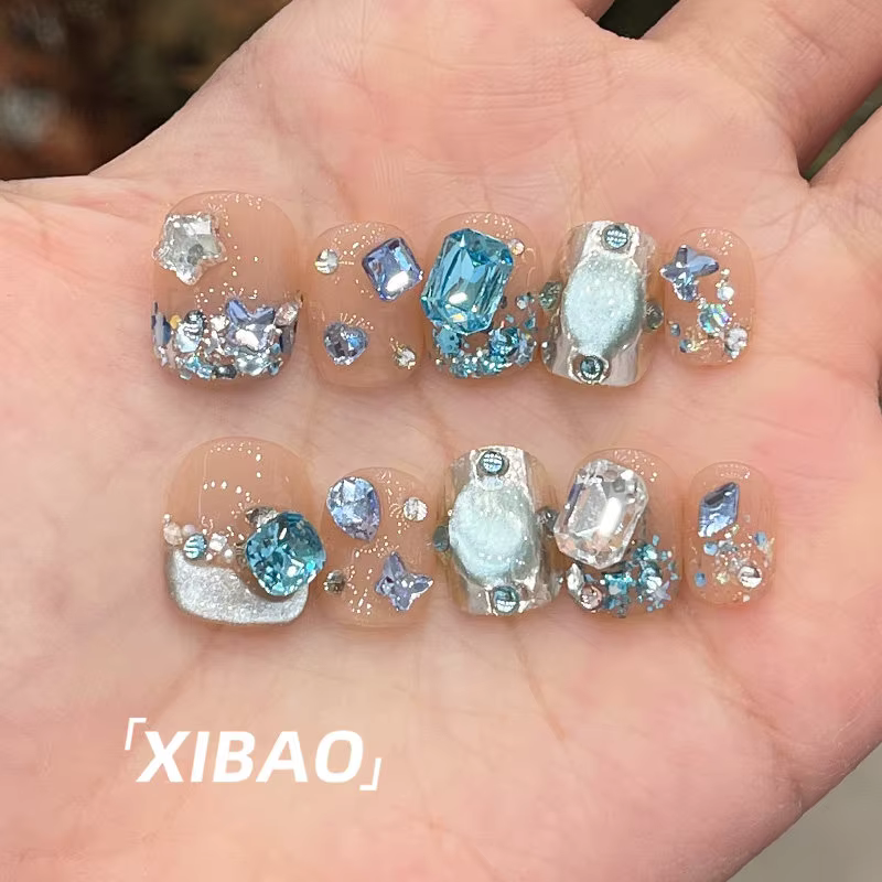 Faux ongles de luxe en cristal d'aigue-marine, faits à la main, courts, ronds, carrés, transparents, couleur nude, avec papillon scintillant en zircon