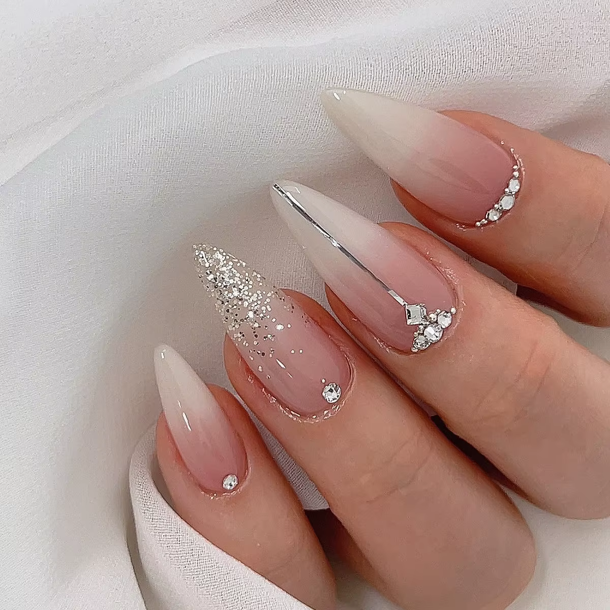 Faux ongles en amande rose chair