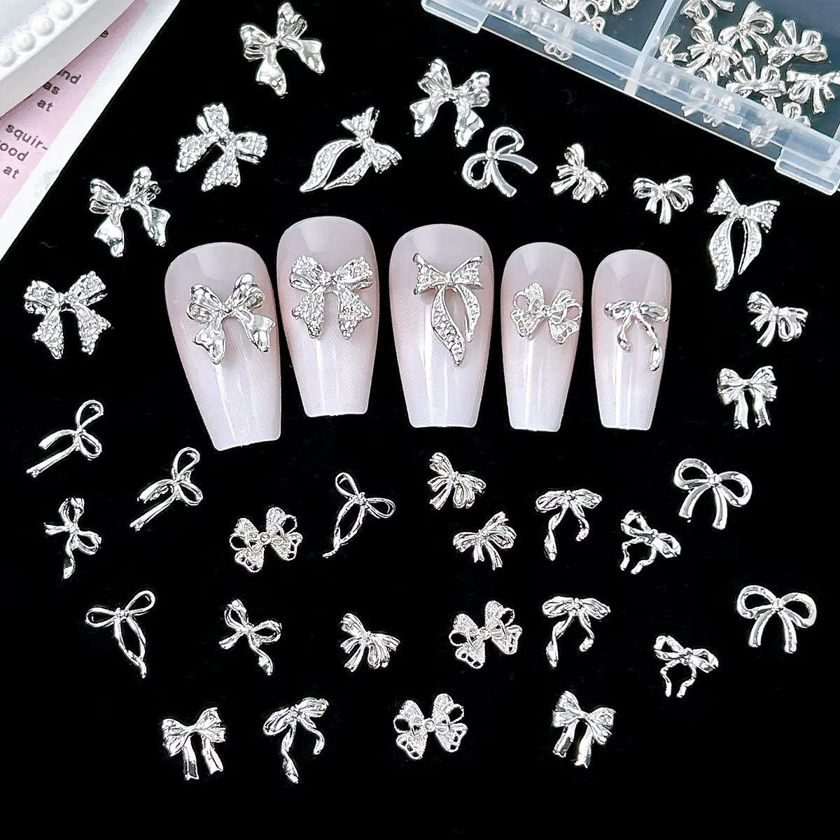 1 Boîte de Décorations d'Ongles en Alliage Lourd Multi-Styles