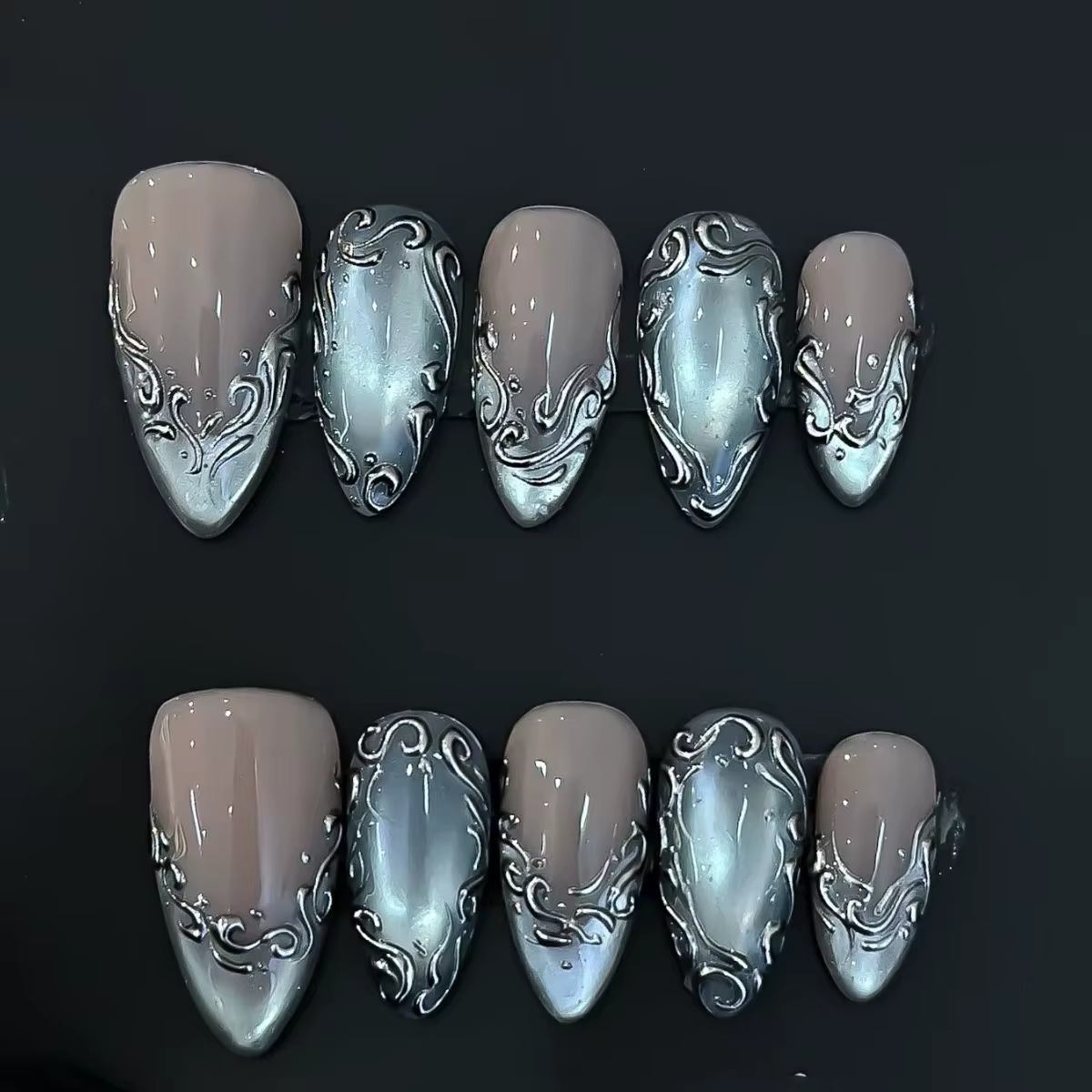 24 faux ongles argentés effet œil de chat avec motif baroque