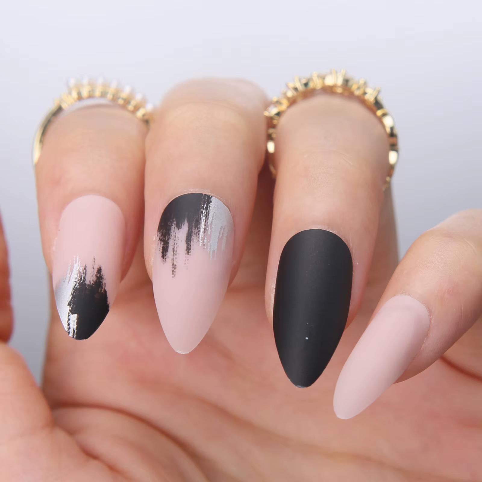 Faux ongles courts rose mat pour amande noir