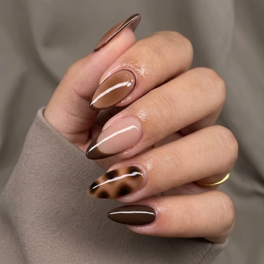 24 faux ongles nude en forme d'amande pour femmes avec pointes françaises marron et motif écaille de tortue