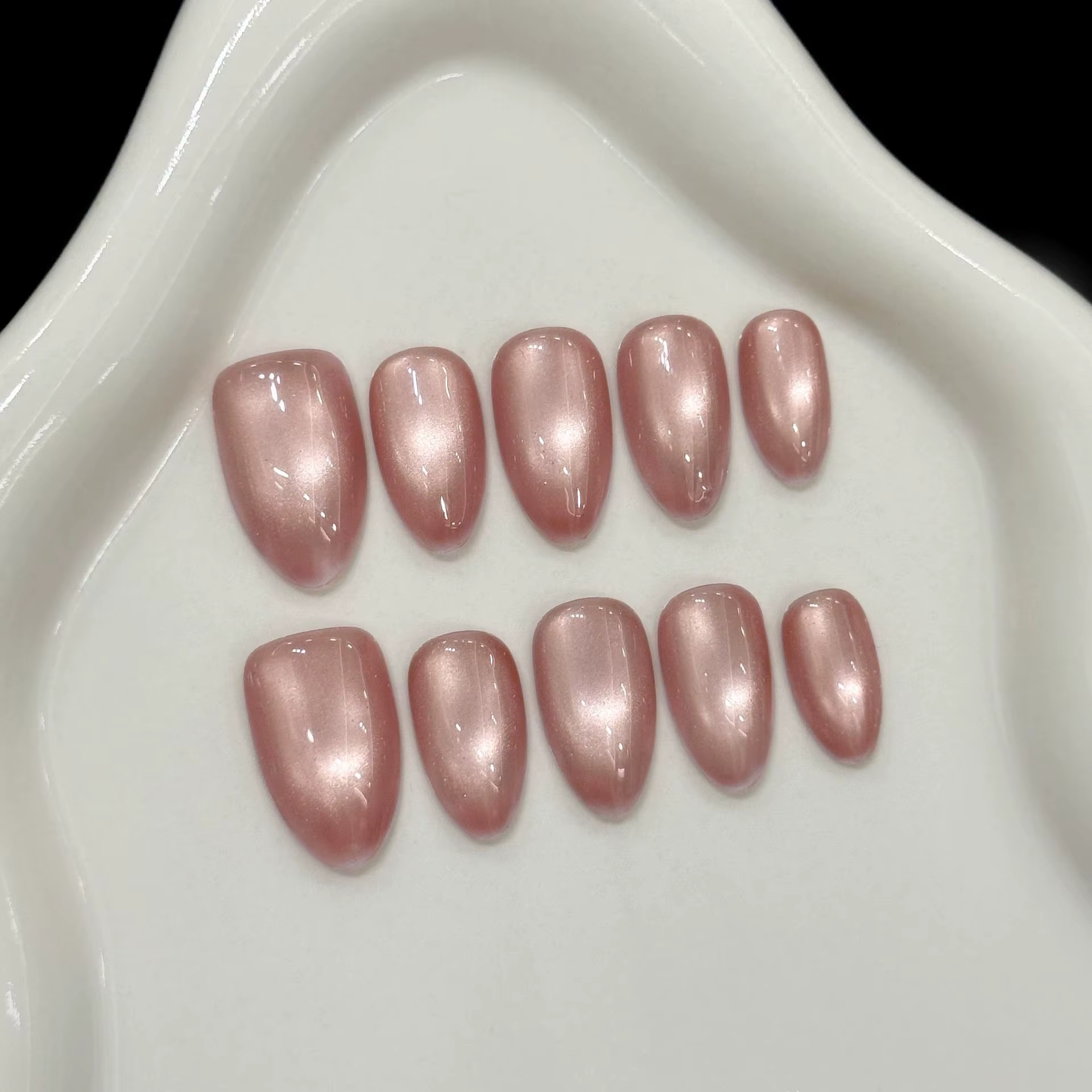 Faux ongles courts en amande œil de chat rose