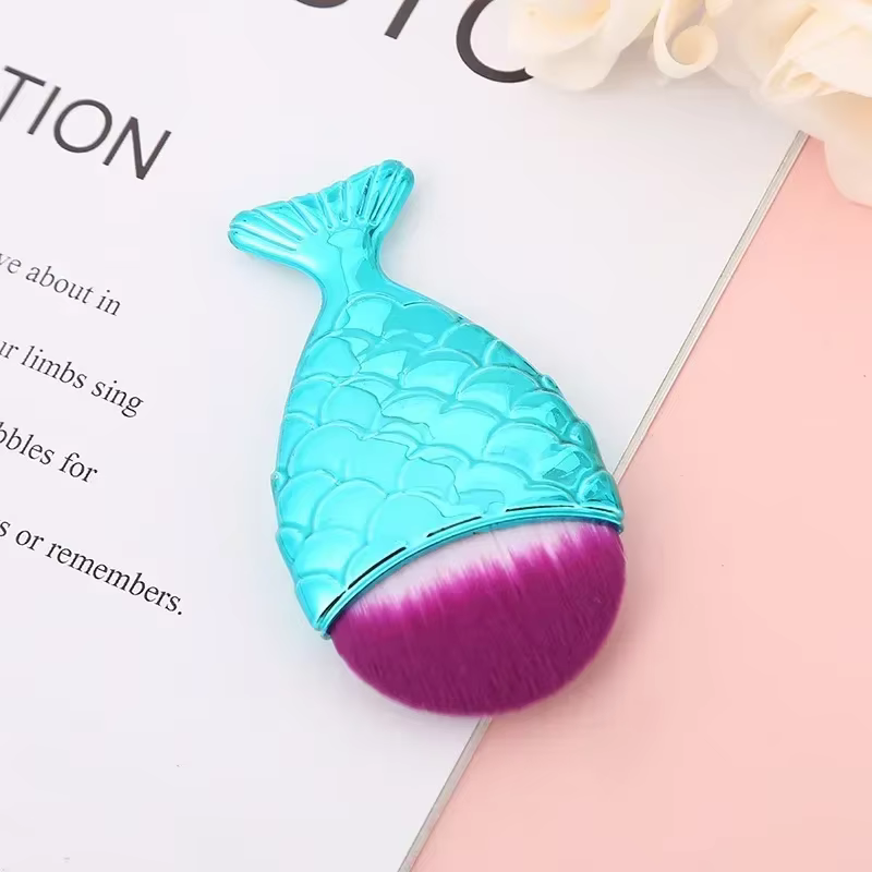 Brosse à ongles colorée en forme de queue de poisson