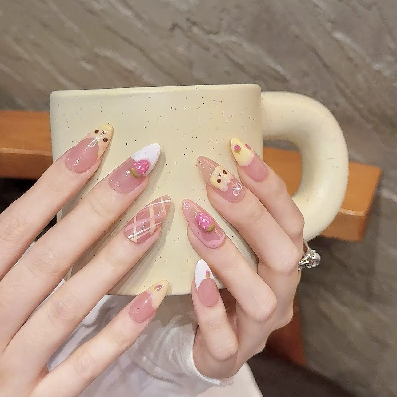 Presse à la main sur les ongles ours mignon faux