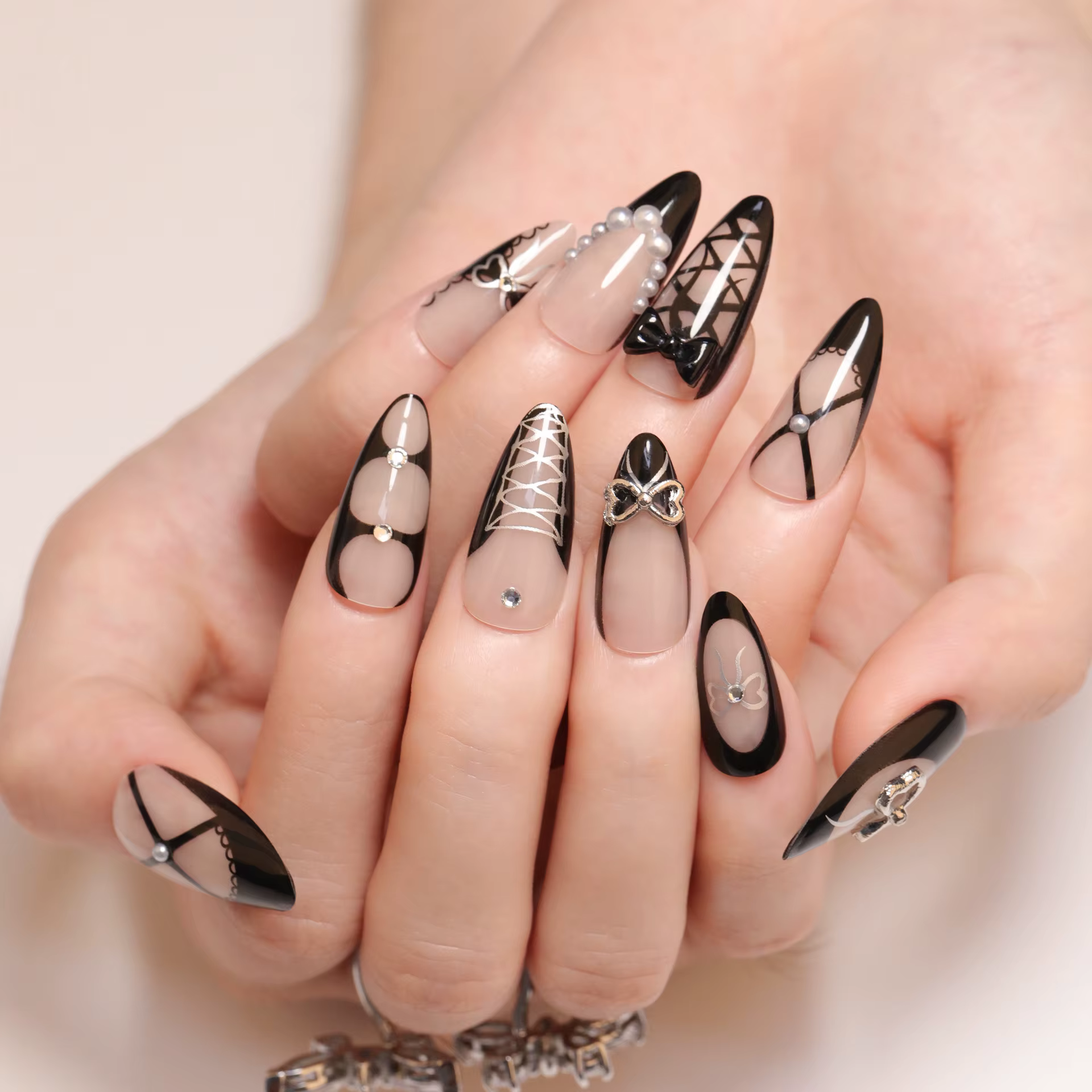 Presse à la main sur les ongles français 3D noir arc faux