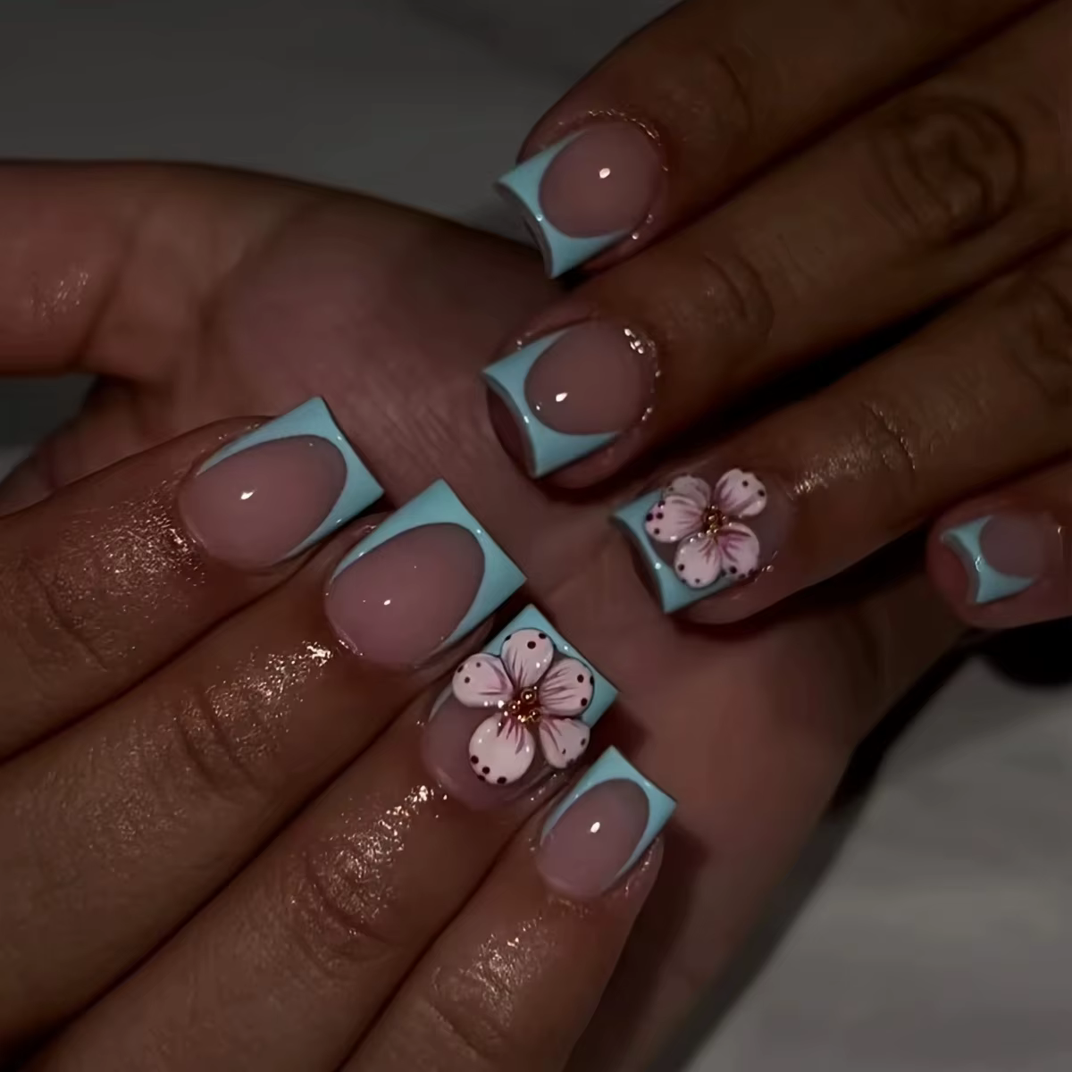 24 pièces français bleu faux ongles Art avec mode fleur Design court carré