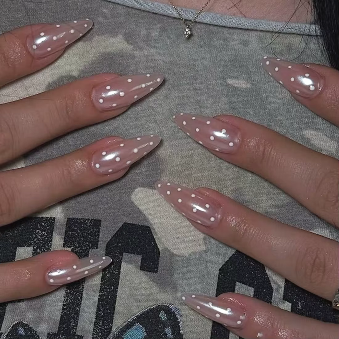 Faux ongles amande brillants à pois blancs et rose nude nacré, prêts à poser, amovibles