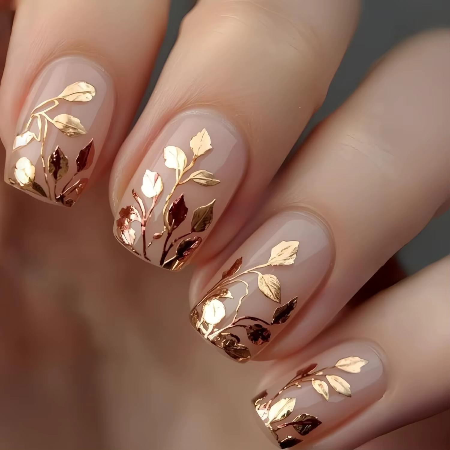 Faux ongles courts carrés à presser avec feuilles dorées en relief