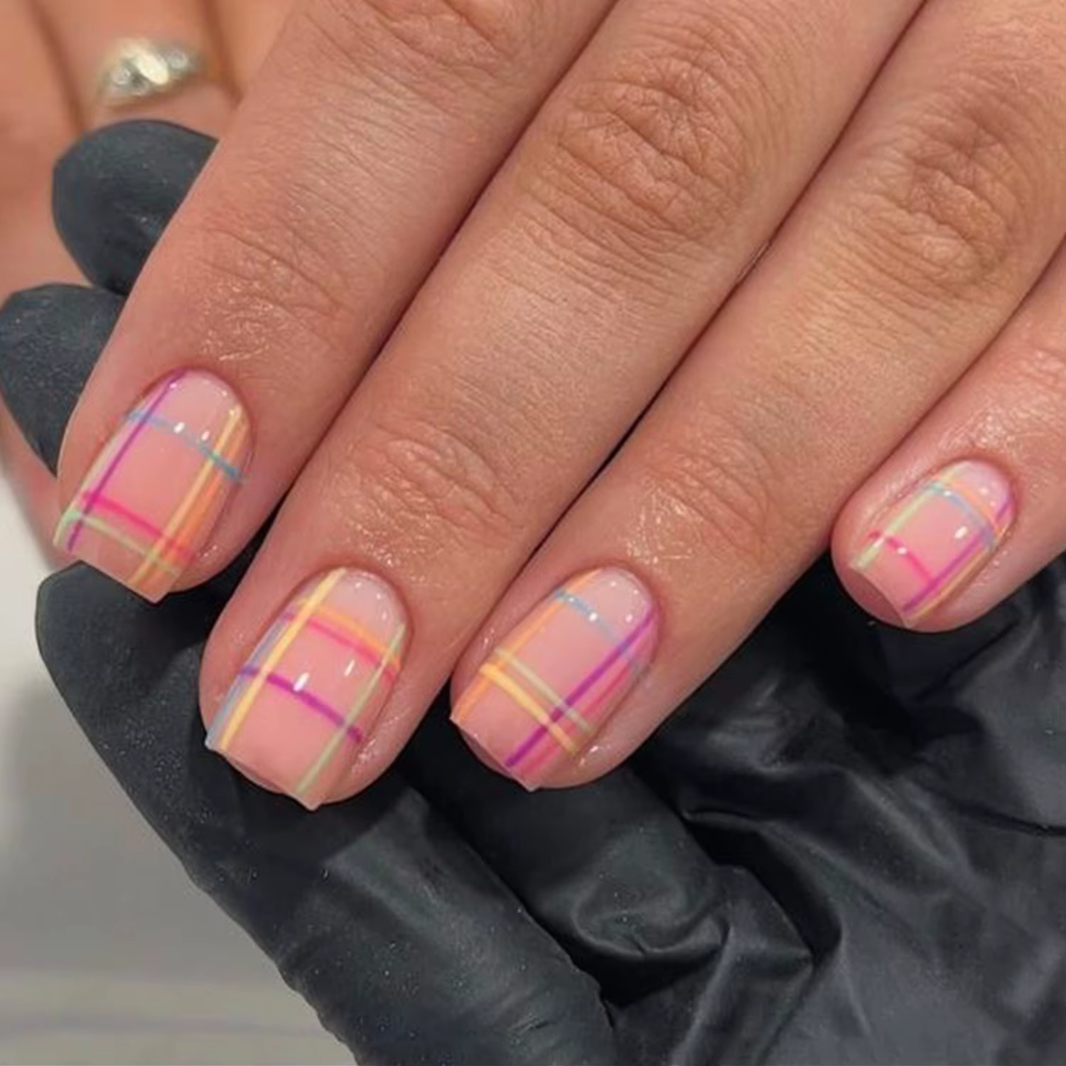 Faux ongles carrés courts à rayures colorées style French