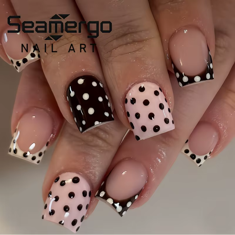 24 faux ongles courts carrés à pois