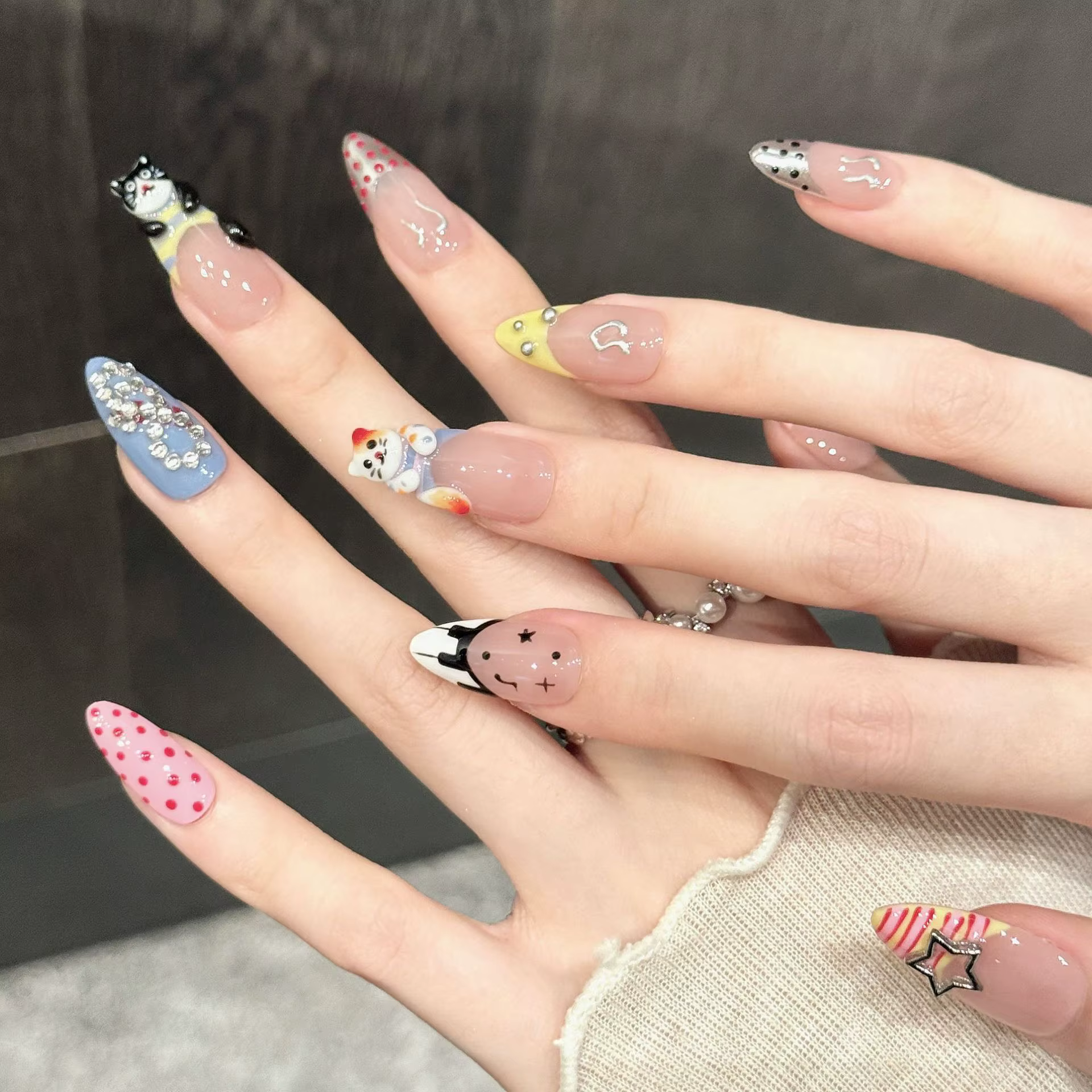 10 faux ongles en amande faits à la main