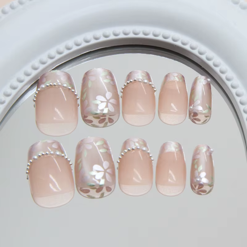Faux ongles français mi-courts